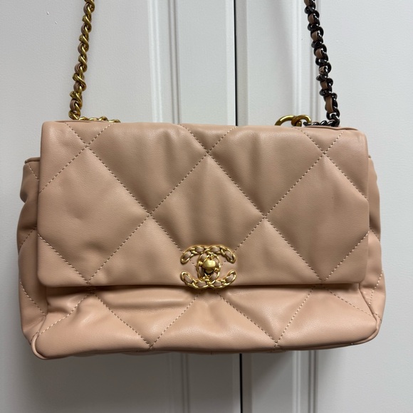 Chic Beige Quilted Shoulder Bag - Picture 2 of 6